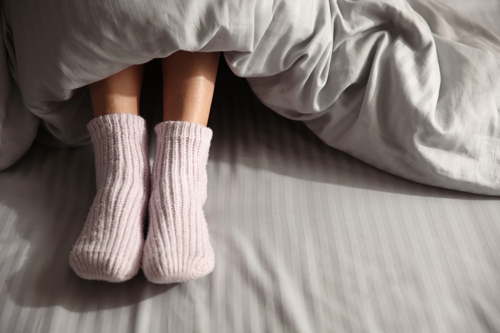 ako vas muče hladne noge ispod koljena, pokušajte spavati sa čarapama