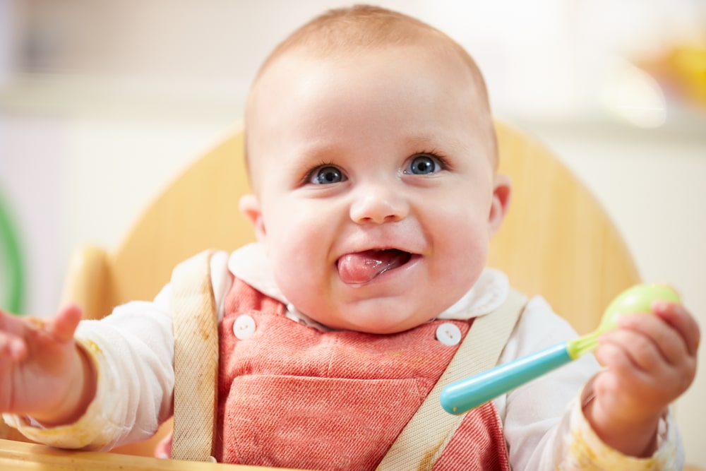 beba uživa u krutoj hrani, dok mama istražuje savjete kako prestati dojiti bez upale