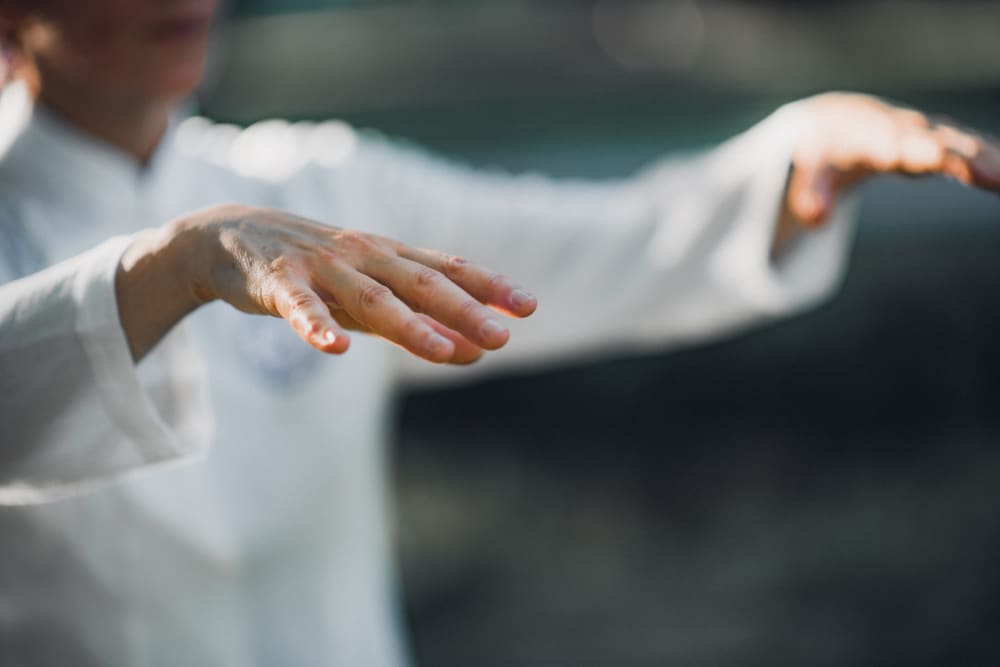 muškarac prakticira tai chi